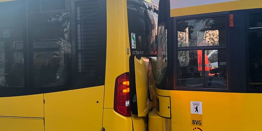 Kollision zwischen einem Bus und einer Strassenbahn in Berlin.