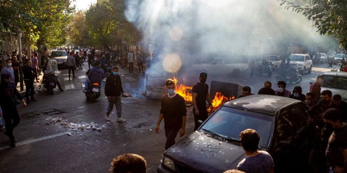 Proteste im Iran - Schüsse, Tränengas und Angriff auf Mullah