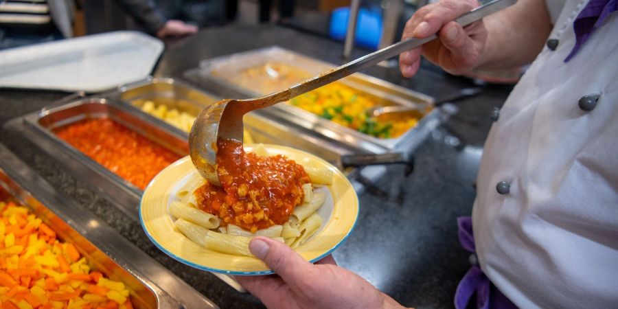 Nur immatrikuliert, um das Mensa-Essen günstiger zu bekommen? Dann kann das Auswirkungen auf die Ihnen zustehenden Leistungen vom Staat haben.