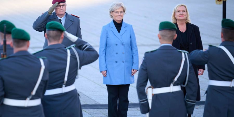 Der Generalinspekteur der Bundeswehr, Eberhard Zorn (l.), Christine Lambrecht (M.), Bundesministerin der Verteidigung, und die Wehrbeauftragte des Deutschen Bundestages, Eva Högl, auf den Paradeplatz des Bundesministeriums der Verteidigung.