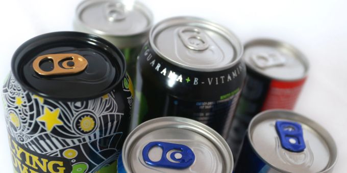 In Energydrinks steckt nicht nur ordentlich Koffein, sondern auch viel Zucker, um dessen bitteren Geschmack zu überdecken. Energydrink Dose Guaraná Aluminium Koffein