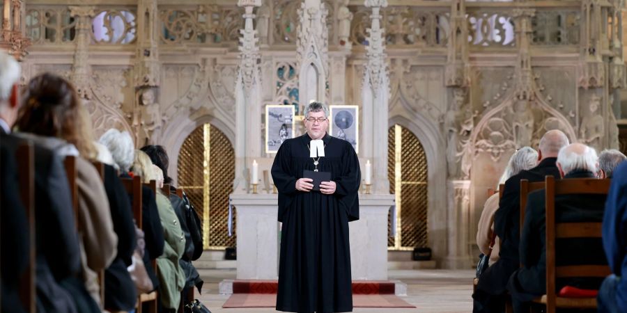 Friedrich Kramer, Landesbischof der Evangelischen Kirche in Mitteldeutschland, predigt beim Eröffnungsgottesdienst der Synode im Magdeburger Dom.