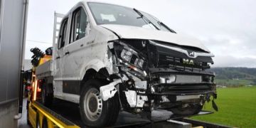 Mann entwendet einen Lieferwagen und verursacht ein Dutzend Unfälle
