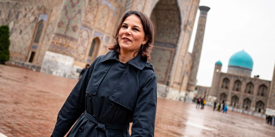 Aussenministerin Annalena Baerbock auf dem  Registan in Samarkand.