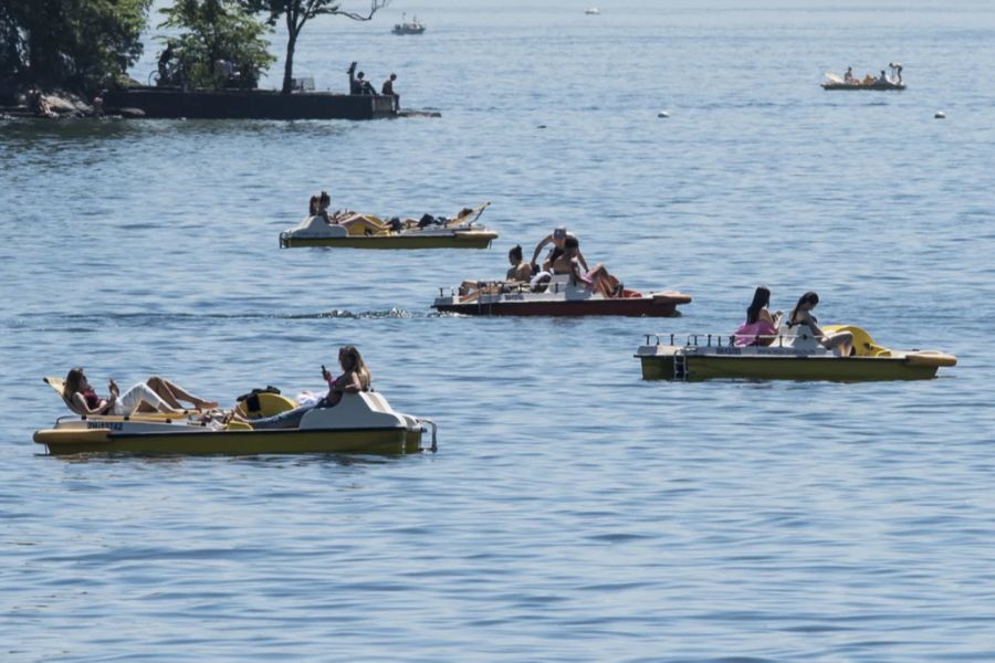 Ein Pedalo-Fahrer ging in Österreich aus dem Nichts auf einem Schwimmer los. (Symbolbild)