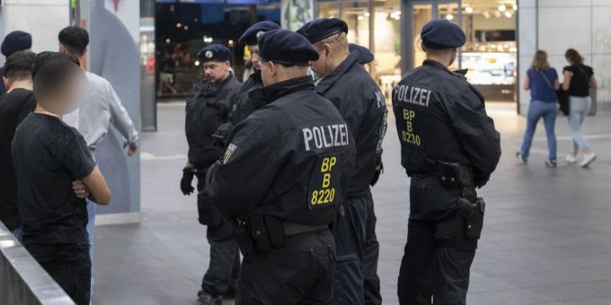 Polizei im Berliner Bahnhof