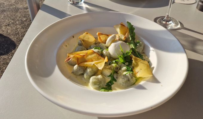 Basilikum-Gnocchi mit Bocconcini-Mozzarella, Zitronen-Mascarponesauce, Maniok-Chips Restaurant
