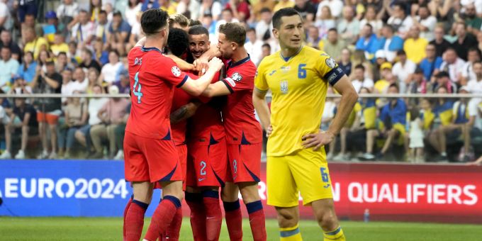 Die Spieler von England feiern den Ausgleich gegen die Ukraine in der EM-Qualifikation. Ukranie England EM-Qualifikation