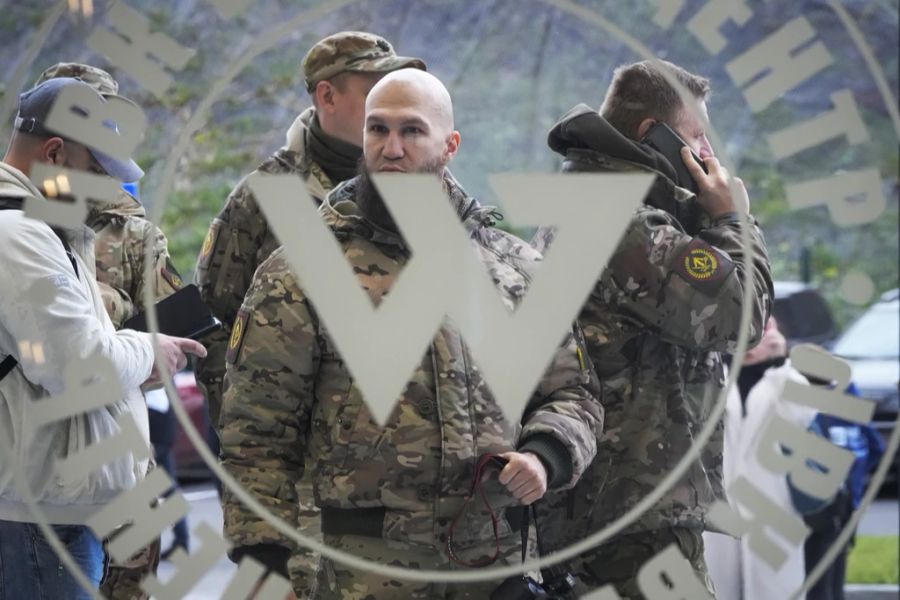 Besucher vor dem «PMC Wagner Zentrum» in St.Petersburg, Russland. Es wird mit dem Anführer der Wagner-Gruppe assoziiert.