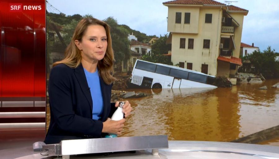 Erst nach einem Schluck Wasser kann sie wieder sprechen. Danach folgt ausgerechnet ein Beitrag über Überschwemmungen.