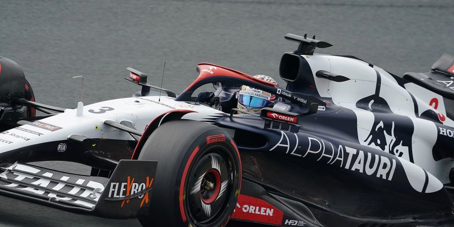 Daniel Ricciardo aus Australien vom Team Alpha Tauri ist auf der Strecke unterwegs.