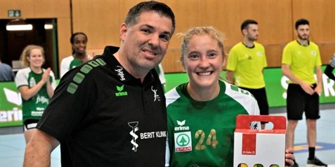 Der sportliche Leiter des LC Brühl, Roger Bertschinger, ehrt die fünffache Torschützin Dimitra Hess als beste Spielerin ihres Teams nach dem Sieg gegen Kreuzlingen. Roger Bertschinger, Torschützin Dimitra Hess