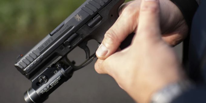 Der psychisch kranke Mann kaufte etliche alte Militärwaffen. (Symbolbild) Pistole in Hand