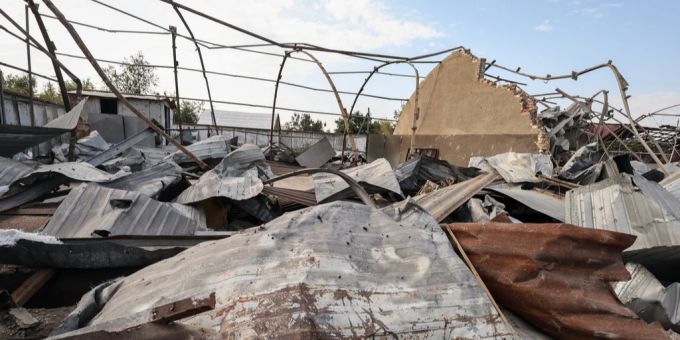 Ein vernichteter Hangar in der Ukraine: Russland verwendet die wichtige Offensiv-Truppen für die Verteidigung - ein Hinweis auf Schwäche, sagt London. Luftlandtruppen Russland London