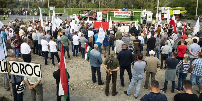 Bauern demonstrieren in Ungarn gegen den Entscheid der EU-Kommission, das Importverbot von Getreide auszuheben. Nun klagt die Ukraine bei der WTO. Demo gegen Getreideimporte Ungarn