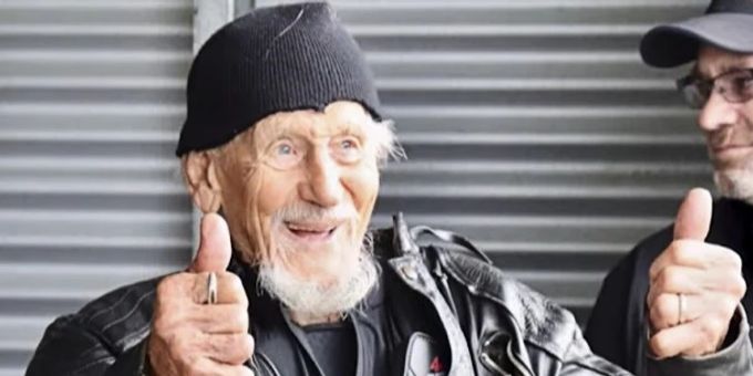 Der mittlerweile 98-jährige Weltrekord-Halter Leslie Harris bei seinem Motorradrennen im Februar. Leslie Harris