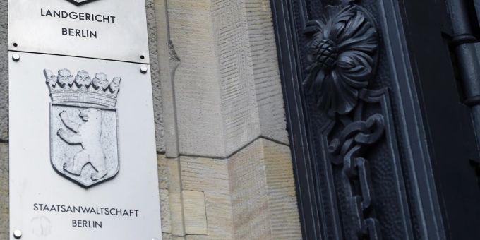 Schilder an der Fassade des Kriminalgerichts Moabit weisen die Staatsanwaltschaft Berlin und das Landgericht Berlin aus. (Symbolbild) berlin