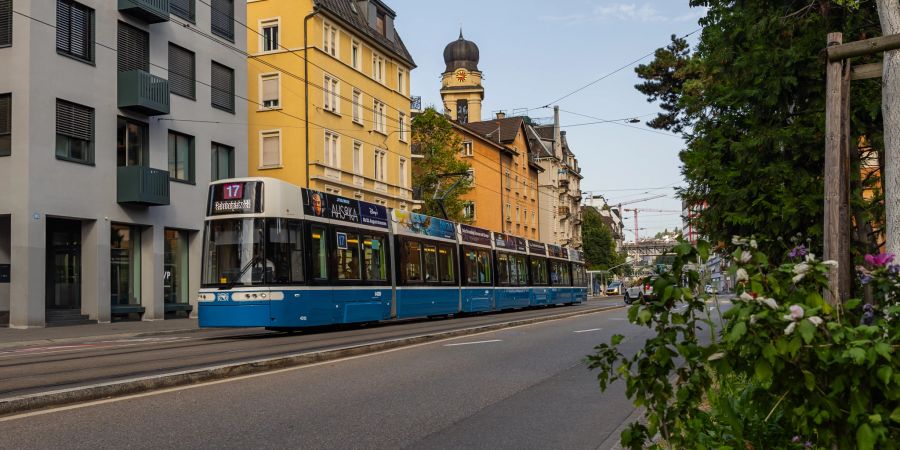 Ein Tram der (VBZ) Verkehrsbetriebe Zürich. - Stadt Zürich