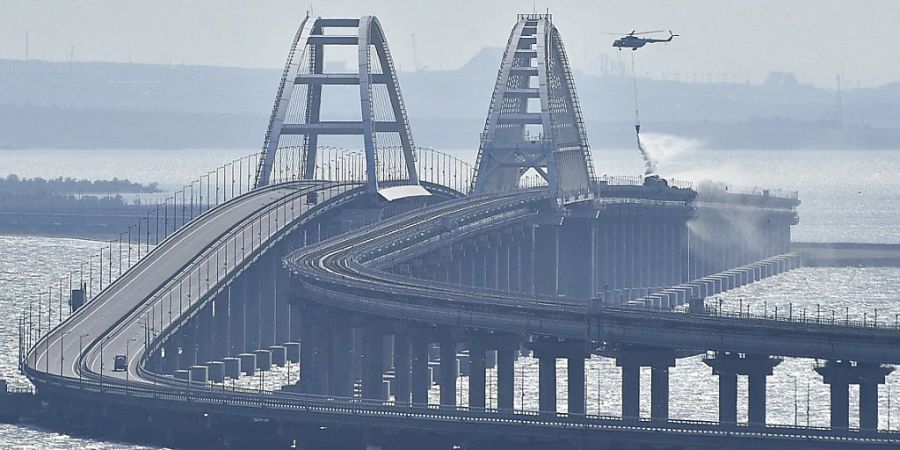 ARCHIV - An der Krim Brücke gab es erneute Explosionen. Russland spricht von abgewehrten Raketen. Foto: Uncredited/AP/dpa