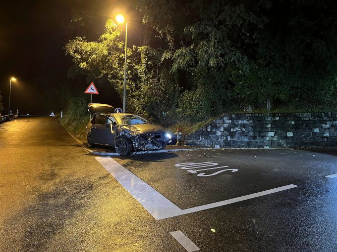 Das Fahrzeug musste massiv beschädigt abgeschleppt werden. Auto massiv beschädigt.