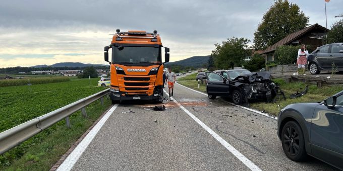 Hendschiken: Frontalkollision zwischen Auto und Lastwagen. Hendschiken: Frontalkollision