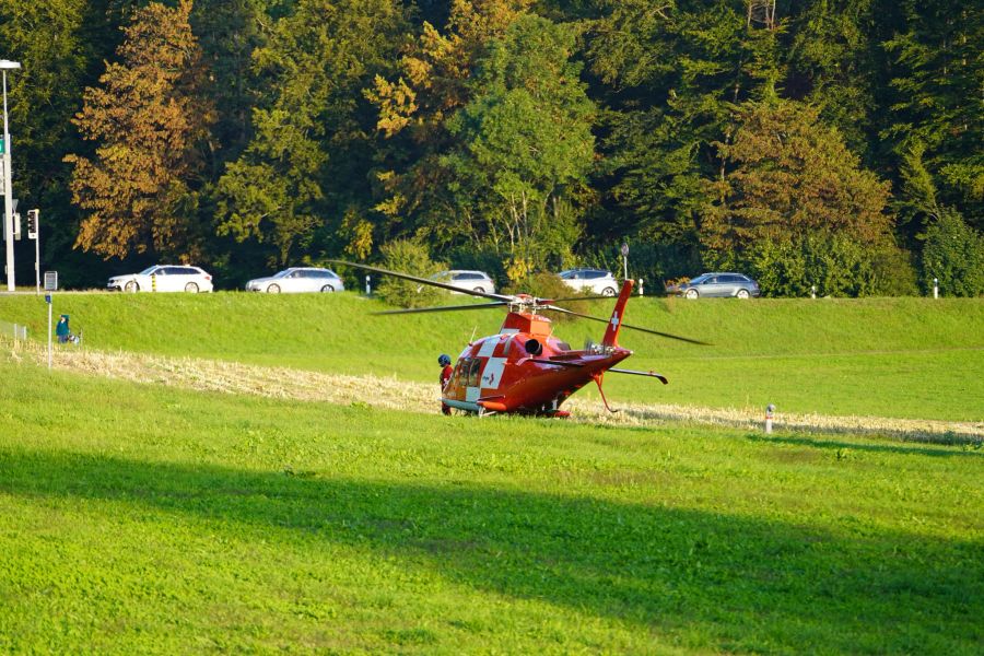 Die 45-Jährige wurde mit der Rega ins Spital gebracht.