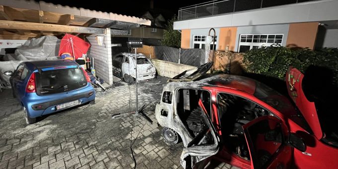 Wil SG: Parkiertes Auto fängt Feuer. Wil SG