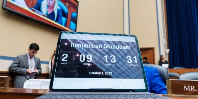 Eine Uhr zeigt die verbleibende Zeit bis zu einem Regierungsstillstand an. Eine Uhr zeigt die verbleibende Zeit bis zu einem Regierungsstillstand an.