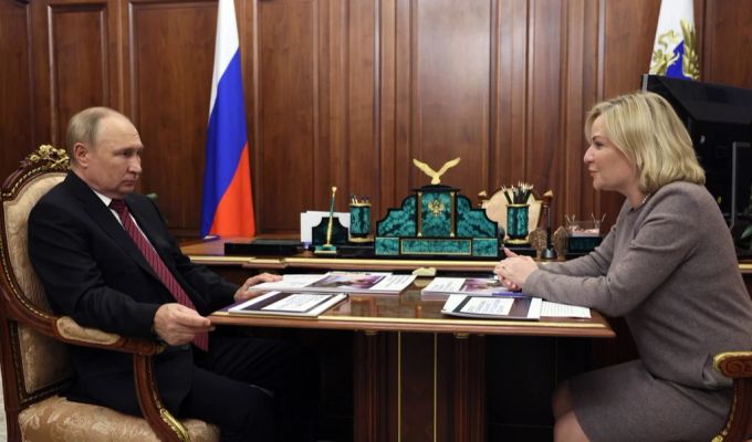 Russlands Kulturministerin Olga Ljubimowa unterhält sich mit Wladimir Putin über den Propaganda-Film. Ukrane