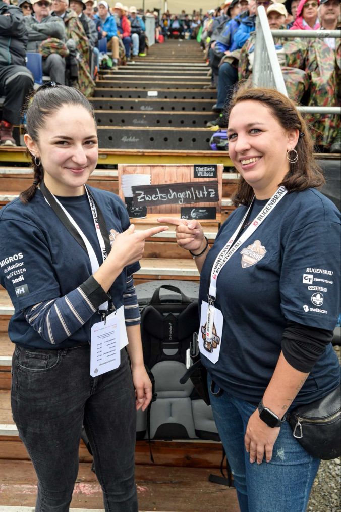 Syra (l) und Rebekka (r) sind mit Getränken aller Art unterwegs.