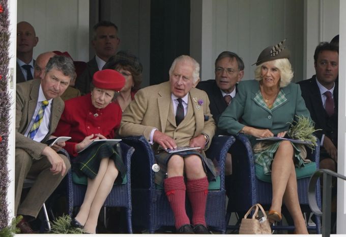 König Charles und Königin Camilla bei den Highland Games. Prinz Harry Charles Camilla
