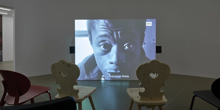 Der US-amerikanische Autor James Baldwin in der Ausstellung «Stranger in the Village»: Baldwin lebte in den 1950er Jahren in Leukerbad. Seine Erfahrungen mit den Dorfbewohnerinnen und -bewohnern verarbeitete er in einem Text, nach dem nun die Ausstellung benannt ist.