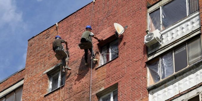 Am Montag, den 28. August 2023, wurde ein Wohnhaus bei einem ukrainischen Drohnenangriff in Kursk beschädigt. Russia Ukraine Drone Attack