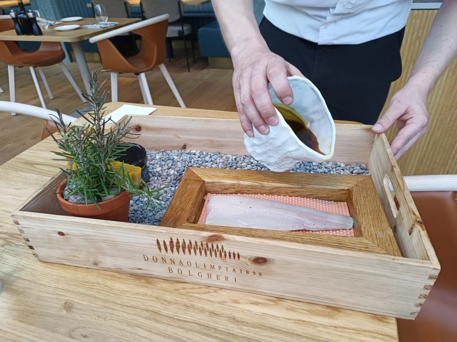 Jetzt beginnt das Erlebnis: Heisser Bienenwachs von den hauseigenen Bienen...