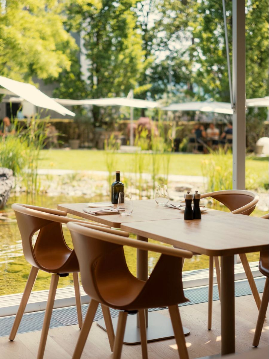 Blick auf den idyllischen Garten im Giardino Restaurant & Bar im Kursaal Bern.