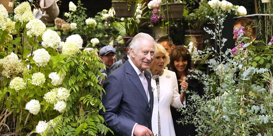 König Charles III. und Königin Camilla von Grossbritannien besuchen einen Blumenmarkt in Paris. Charles hat Frankreich zu verstärkten gemeinsamen Bemühungen beim Klimaschutz aufgerufen. Foto: Christophe Ena/AP/dpa