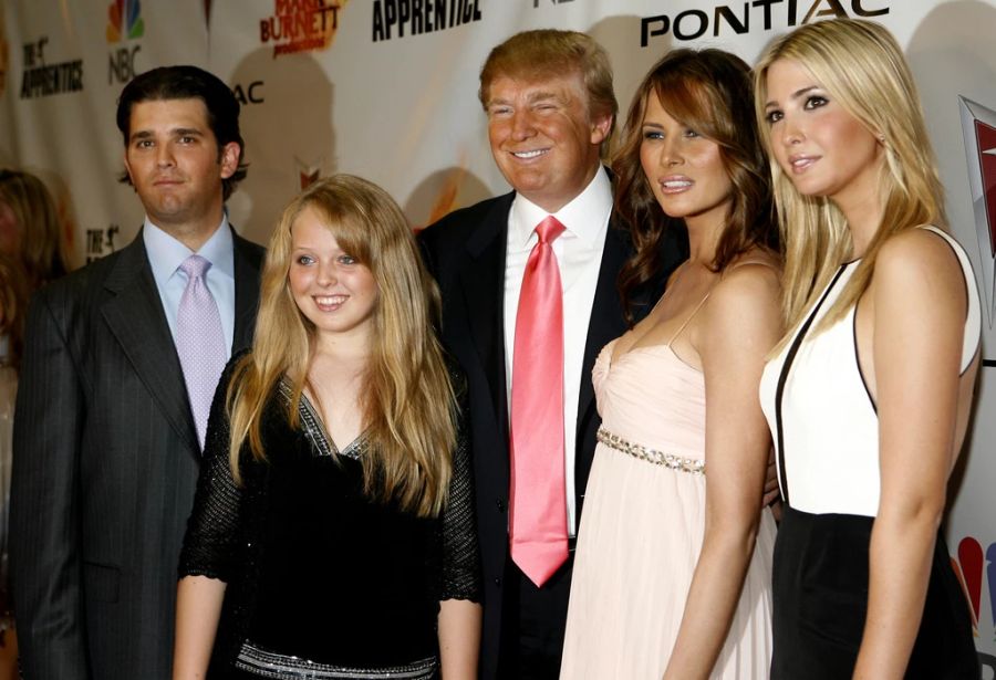 Donald Trump posiert mit seiner Frau und seinen Kindern. Rechts Donald Trump Jr., daneben Tiffany, Frau Melanie und Ivanka.