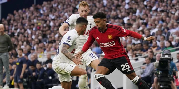 Jadon Sancho (r.) gehört aktuell nicht mehr zum Kader und der ersten Trainingsgruppe von Manchester United. Jadon Sancho