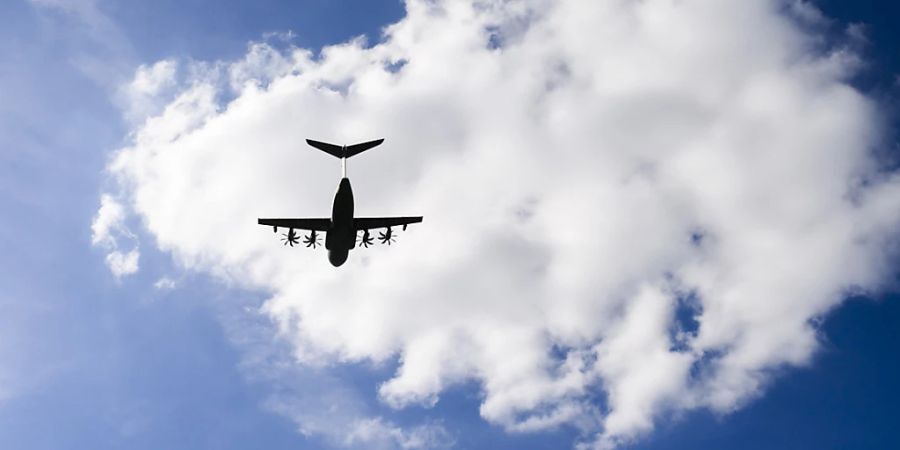 dpatopbilder - Ein Transportflugzeug Airbus A400M der Luftwaffe startet am Fliegerhorst Wunstorf zu einem Hilfsflug nach Libyen. Die Bundeswehr bringt vom Fliegerhorst in Wunstorf aus Hilfsgüter des THW in das Überschwemmungsgebiet nach Libyen. Foto: Julian Stratenschulte/dpa