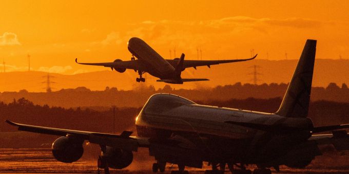 Ein Flugzeug startet am Flughafen Frankfurt. Das Reisen in Europa ist im Frühling 2022 deutlich leichter geworden. Ein Flugzeug startet am Flughafen Frankfurt. Das Reisen in Europa ist im Frühling 2022 deutlich leichter geworden.