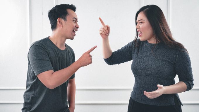 Verletzungen aus der Kindheit können sich noch im Erwachsenenalter zeigen – und dann zu Konflikten führen. Paar streitet