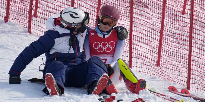 Mikaela Shiffrin muss nach dem Out im Slalom getröstet werden. Mikaela Shiffrin Olympia 2022