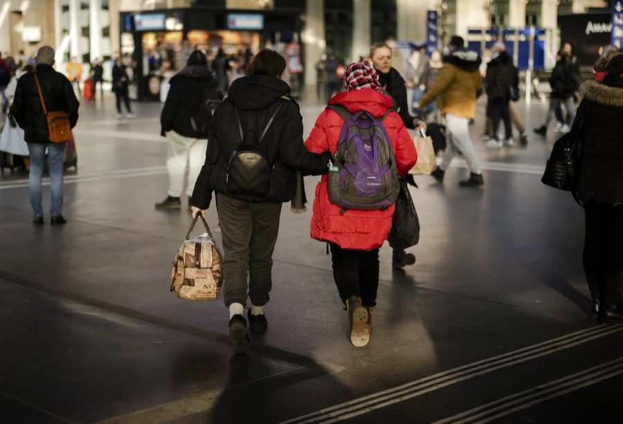 Zwei Frauen aus der Ukraine kommen am Hauptbahnhof Zürich an.