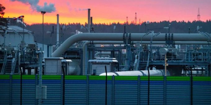 Blick auf Rohrsysteme und Absperrvorrichtungen in der Gasempfangsstation der Ostseepipeline Nord Stream 2. Erdgas Russland