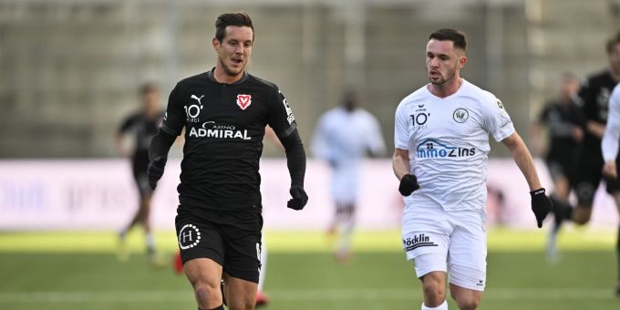 Vaduz' Manuel Sutter, links, gegen Wil's Lavdim Zumberi, im Fussball Meisterschaftsspiel der Challenge League zwischen dem FC Wil und dem FC Vaduz, am Sonntag, 30. Januar 2022, im Stadion Bergholz in Wil. (KEYSTONE/Gian Ehrenzeller) CHALLENGE LEAGUE, MEISTERSCHAFT, SAISON 2021/22, FC WIL, FC VADUZ,