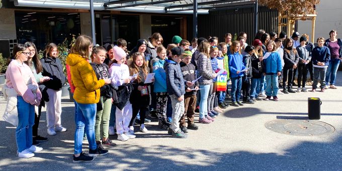 Die Kinder der Primarschule Ennenda singen Friedenslieder für die Ukraine. Primarschüler aus Ennenda singen Friedenslieder