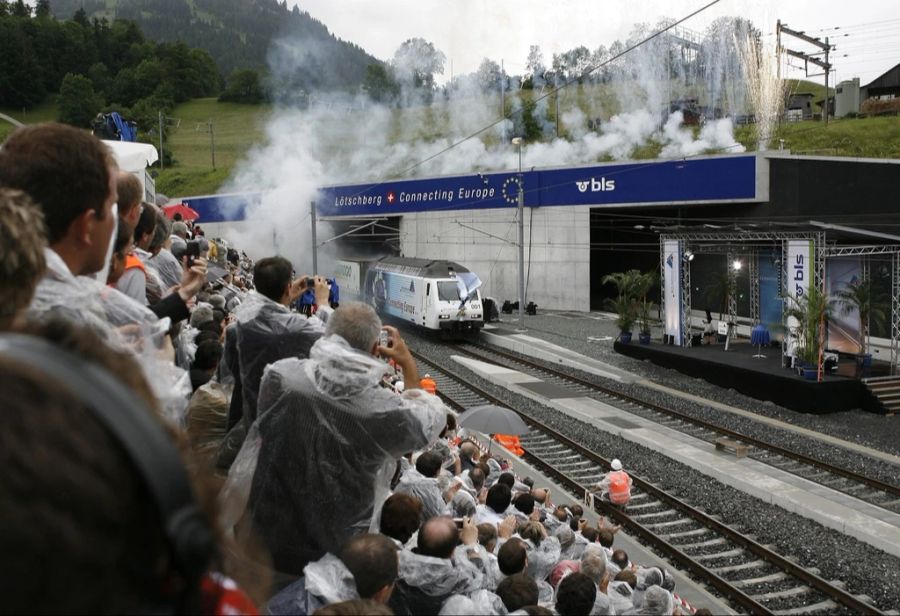 Den Anfang machte 2007 der Lötschberg-Basistunnel, mit gut 35 km damals der fünftlängste Tunnel der Welt. Zweck der 1992 vom Stimmvolk angenommenen «Neuen Alpentransversale» ist es, den alpenquerenden Personen- und Güterverkehr auf die Schiene zu verlagern. Wie wenige Projekte steht die NEAT für die Früchte von langfristigem Denken und Kontinuität.