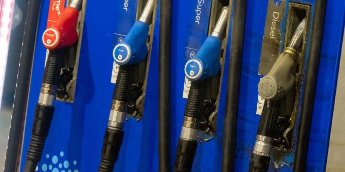 Seit Kriegsbeginn hat der Preis für E10 um gut 33 Cent pro Liter zugelegt, Diesel um gut 51 Cent. Seit Kriegsbeginn hat der Preis für E10 um gut 33 Cent pro Liter zugelegt, Diesel um gut 51 Cent.