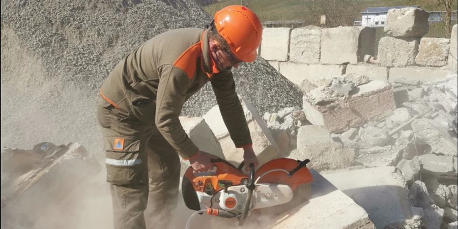Zivilschutz pflegt Bachläufe und Wanderwege