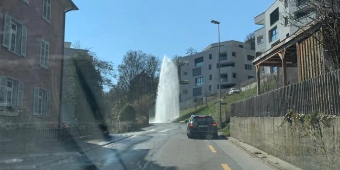 Schaffhausen SH: Auto kollidiert in Hydranten